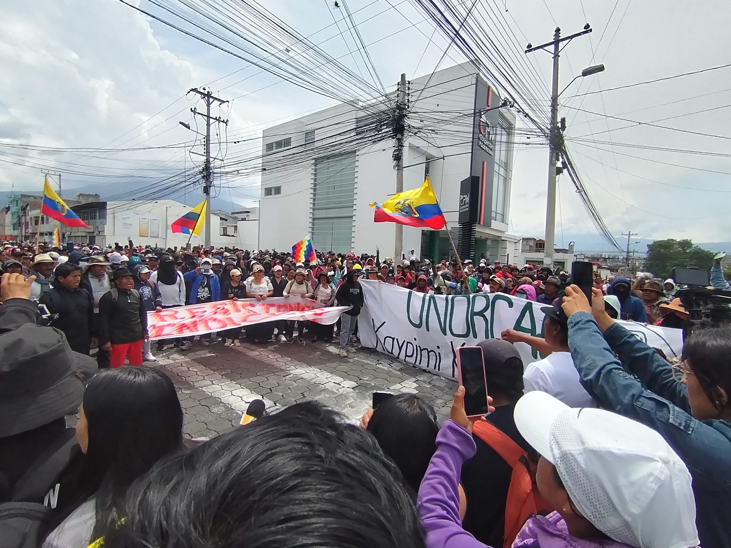 [Ecuador] La protesta popular permanece pujante. Masas atacan al presidente Noboa