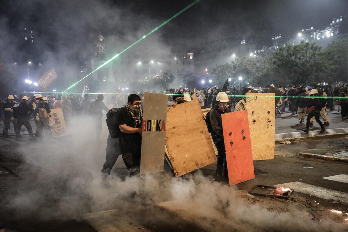 [Perú] Un asesinado y 120 heridos: Lima declara el Estado de Emergencia ante las protestas en curso