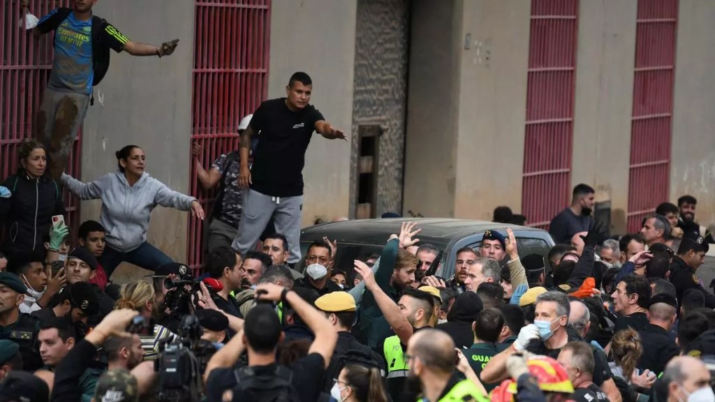 Masas expulsan visita del Gobierno y el Rey con palos, piedras y barro al grito de “asesinos”