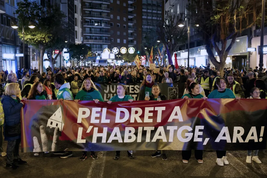 Miles de personas recorren el centro de València por el derecho a la vivienda
