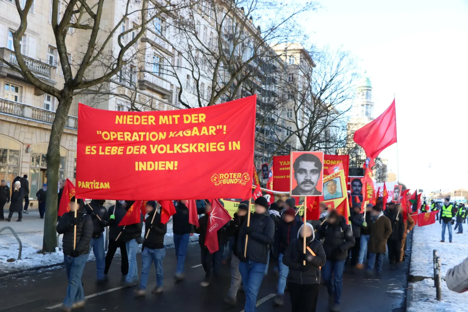 [Alemania] Revolucionarios levantan la imagen de Basavaraj y la Guerra Popular en la India durante la marcha de la LLL