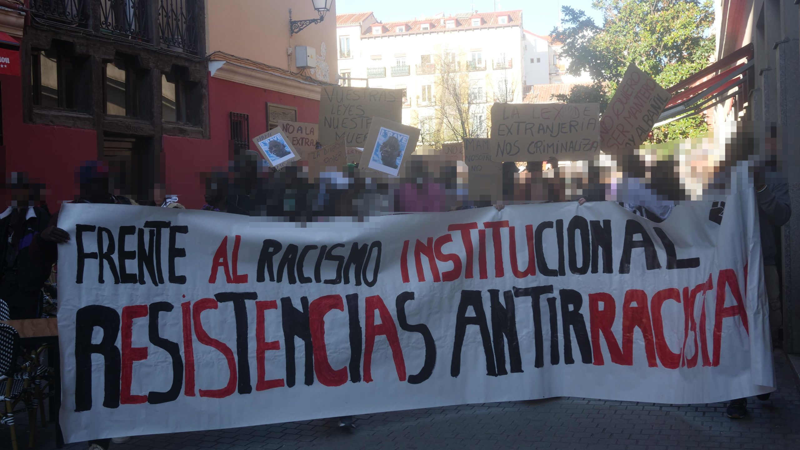 Crónica y galería de fotos de la manifestación por Mame Mbaye en Lavapiés
