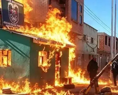 [Bolivia] La Paz bloqueada mientras estallan combativos enfrentamientos en la ciudad