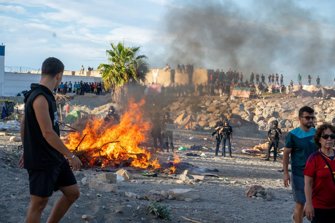 Pogromos racistas en Ceuta, con la colaboración de la policía