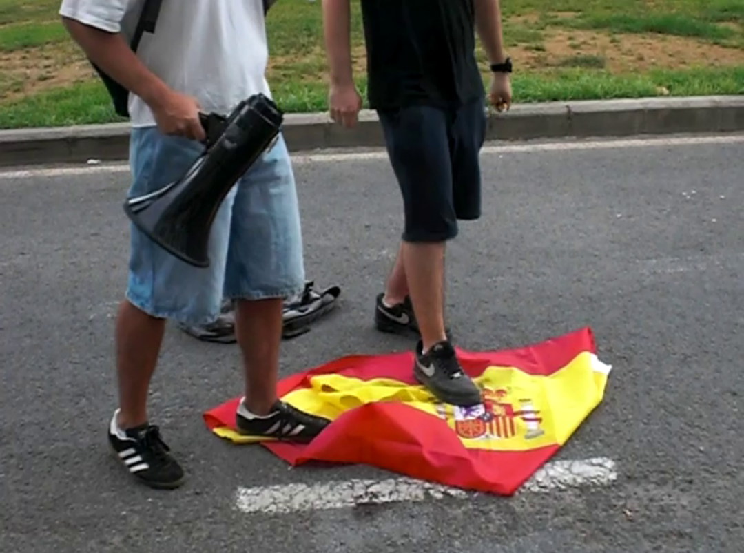 Antiimperialistas rompen la bandera del Estado imperialista español