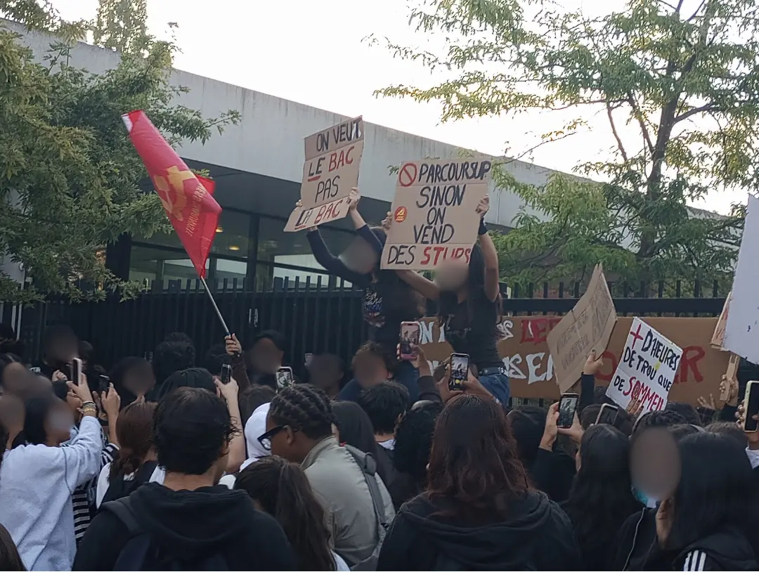 [Francia] Los estudiantes bloquean cientos de institutos y luchan contra la policía; más de 2.000 arrestados