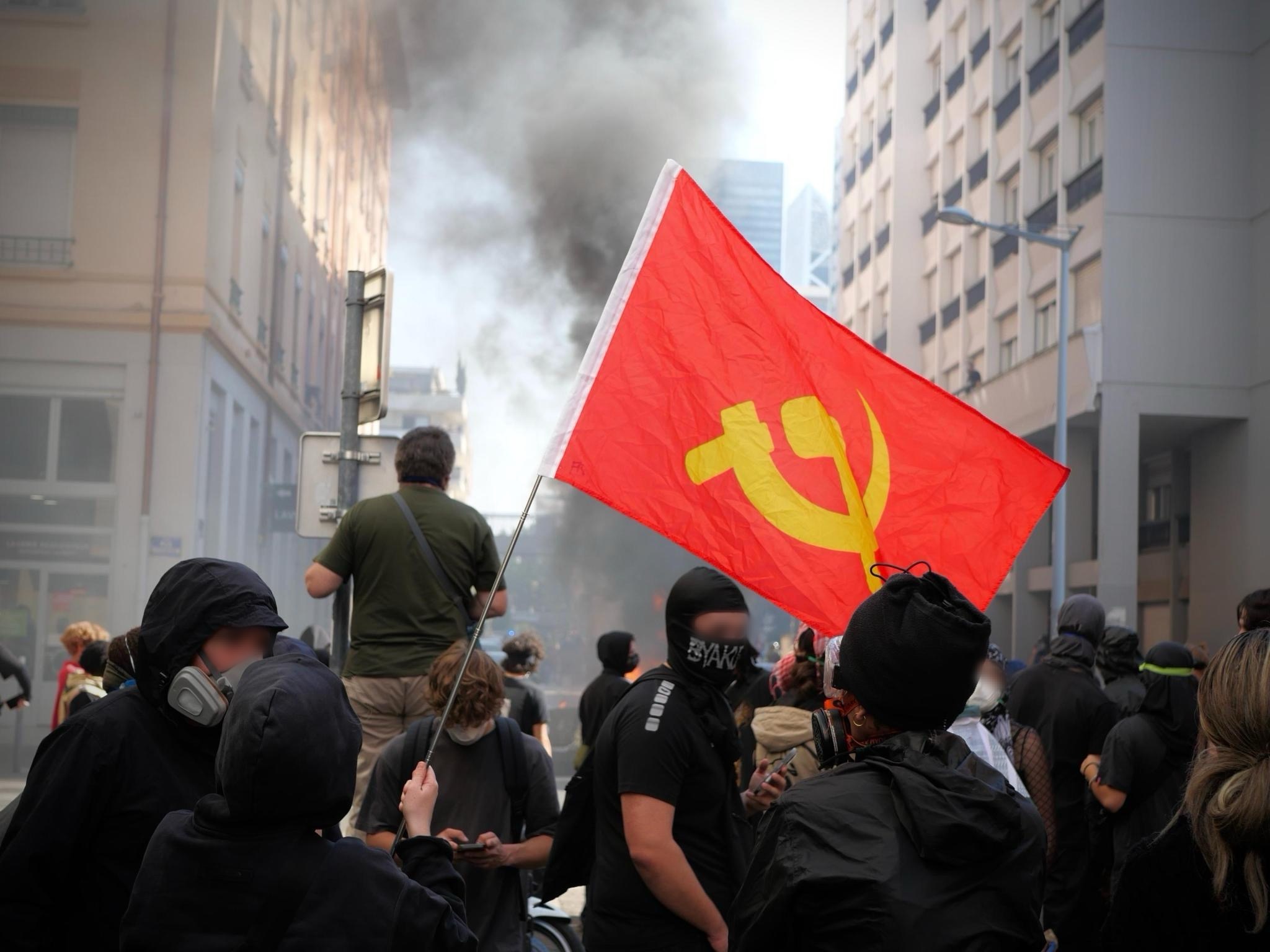El papel de la violencia revolucionaria y las tareas revolucionarias hoy en día en Francia