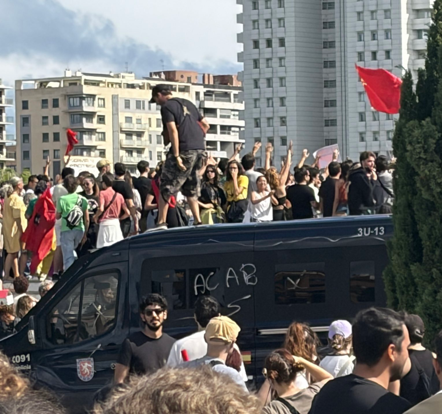 [València] Sábado de lucha: 5 detenidos, 9 policías heridos y acampada indefinida